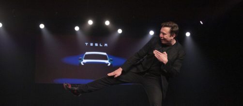 Un colaborador de Musk romper un cristal “indestructible” del nuevo Tesla Cybertruck