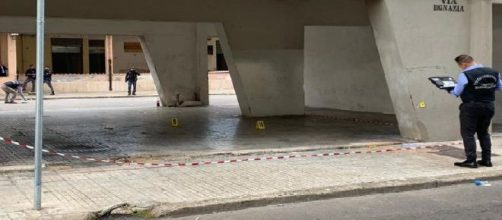 Brindisi, spari davanti ad una scuola e ad un mercato: le telecamere hanno ripreso la scena.