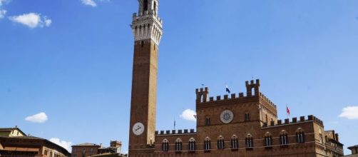 Una donna si butta dalla Torre del Mangia a Siena: in rete il video della tragedia, la Procura indaga