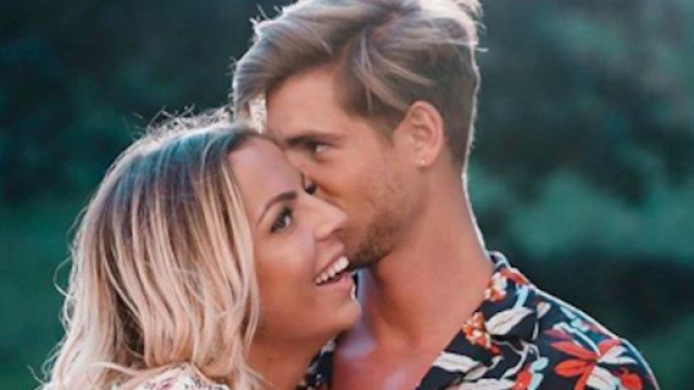 Hillary annonce sa grossesse sur les r&eacute;seaux sociaux. Credit: Instagram/hillaryoff