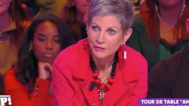Isabelle Morini-Bosc raconte sur le plateau de TPMP qu'elle a déjà été agressée au couteau par un fan. Image : © Touche Pas à Mon Poste