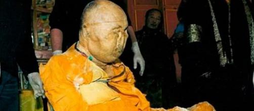 Corpo de monge budista morto em 1927 permanece em postura meditativa. (Reprodução/Aventura na História)
