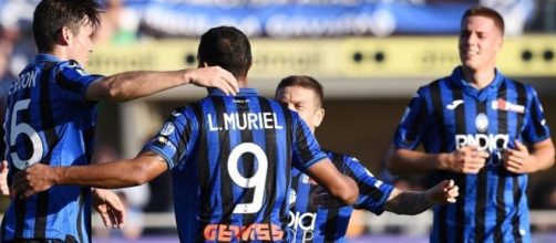 Luis Muriel festeggia con i propri compagni di squadra dell'Atalanta