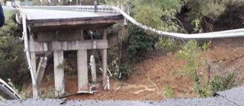 Savona, crolla viadotto sulla A6 a causa del maltempo