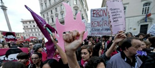 Roma: in centomila alla manifestazione femminista di Non una di meno.