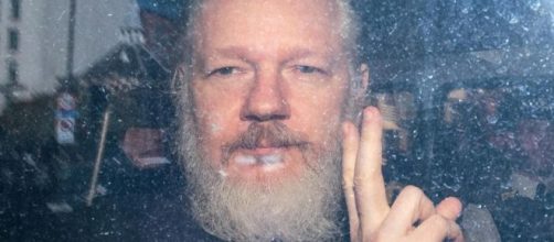 Julian Assange verserebbe in condizioni di salute critiche.