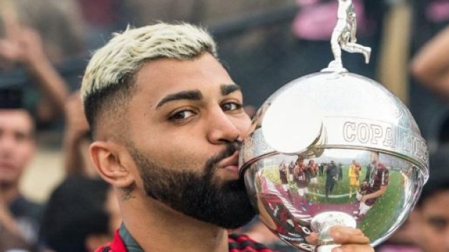 Gabriel Barbosa bacia la Copa Libertadores vinta dal Flamengo grazie alla sua doppietta