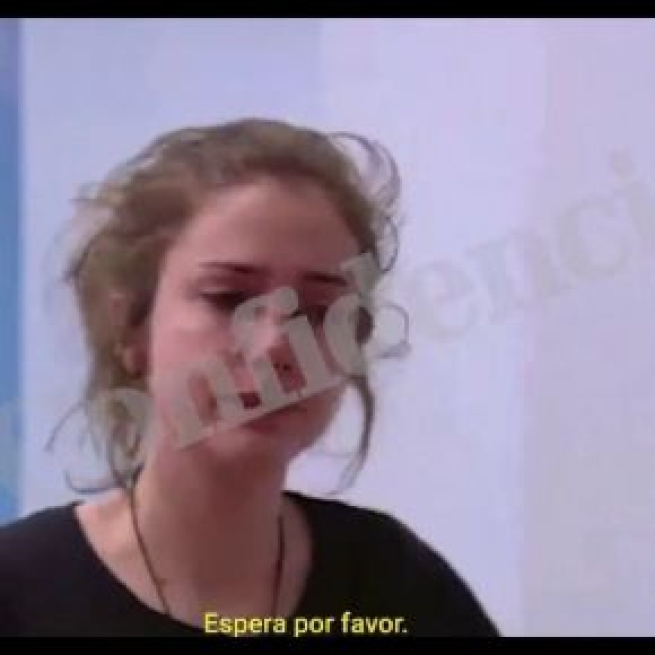 Captura del vídeo en el que se ve a Carlota visionando su supuesta violación. / El Confidencial