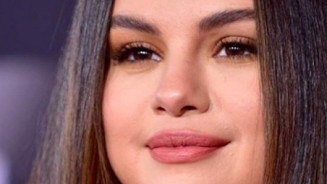 Selena Gomez aurait eu un moment d'anxiété avant de monter sur la scène des AMAS. Credit: Instagram/selenagomez