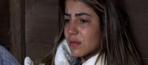 Hariany Almeida chora na casa da árvore. (Reprodução/RecordTV)