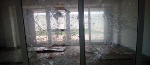 Tuturano, nuovo atto vandalico al centro giovanile abbandonato: sfondata vetrata interna