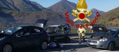 Calabria, grave incidente stradale: due morti e quattro feriti