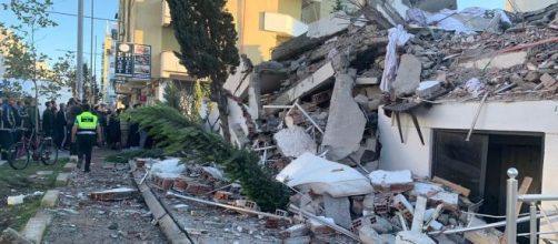 Terremoto Albania, una madre e suoi tre figli piccoli ritrovati morti e abbracciati sotto le macerie