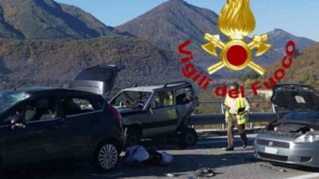 Calabria, grave incidente stradale: due morti e quattro feriti