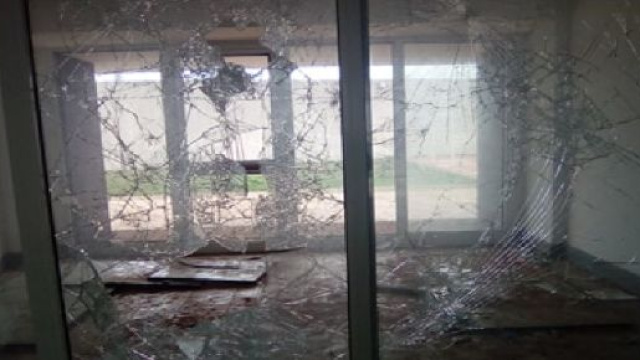 Tuturano, nuovo atto vandalico al centro giovanile abbandonato: sfondata vetrata interna