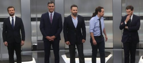 Casado, Sánchez, Abascal, Iglesias y Rivera, antes de comenzar el debate. / El País