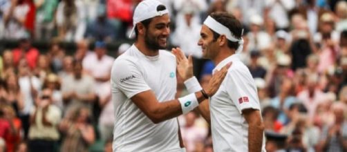 Matteo Berrettini e Roger Federer al termine del match disputato all'ultimo torneo di Wimbledon
