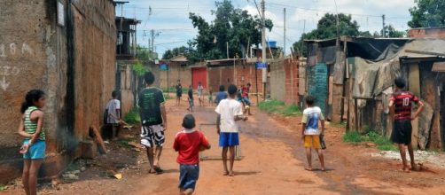 Brasil tem o pior desempenho nos últimos anos com aumento da população vivendo na miséria (Arquivo Blasting News)