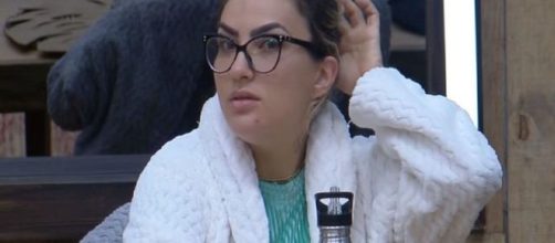 Thayse Teixeira entrou de roupão no banheiro reservado pela quarta vez, e deixou peões 48 horas sem água encanada. (Reprodução/RecordTV)