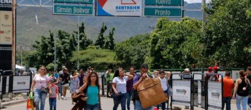 Venezolanos cruzan la frontera con Colombia en Cúcuta. / AFP