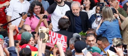 Inácio Lula saluta la folla dei suoi sostenitori