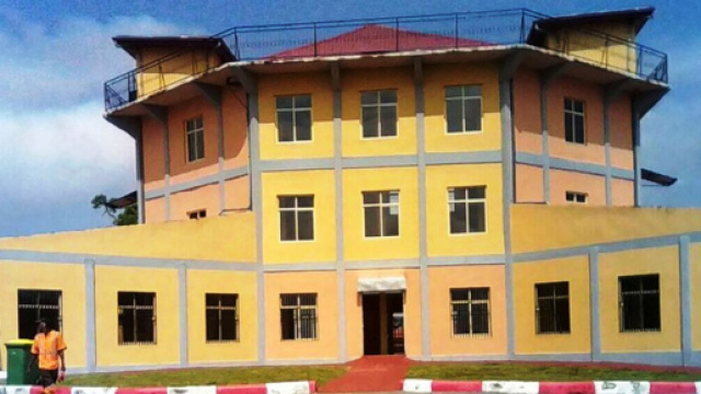 Le nouveau marché moderne de Sangmélima au Sud Cameroun (c) Odile Pahai