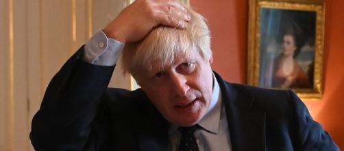 Boris Johnson recibe duras críticas por negarse a mirar la foto de un niño enfermo