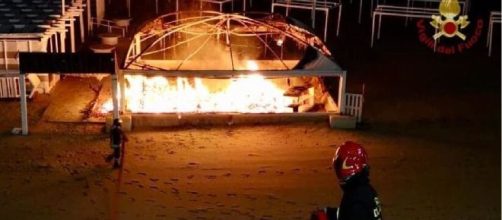 Brindisi, incendio al lido Gogo di Campo di Mare: distrutto un gazebo