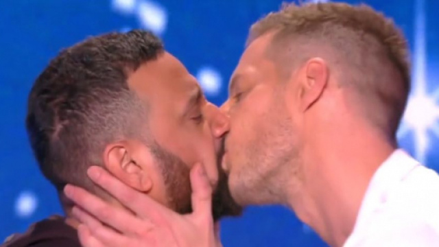 Cyril Hanouna et Matthieu Delormeau se sont embrassés sur le plateau de TPMP. Credit: Capture d'écran C8