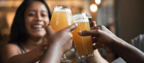 L'alcool aiderait à mieux parler une langue étrangère, selon une recherche. Credit: Pexels/Elevate