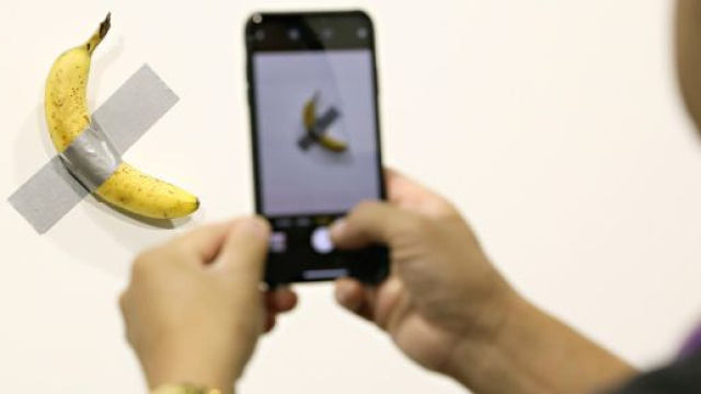 Comedian di Cattelan mangiata da un altro artista, David Detuna