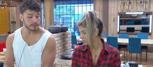 Lucas e Hariany lavam a louça depois de Diego Grossi preparar almoço. (Reprodução/Youtube)