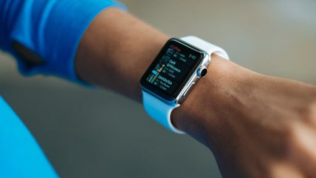 Grâce à sa FitBit, elle découvre qu'elle est cocue. Credit: Pexels