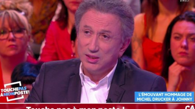 Michel Drucker sur le plateau de TPMP s'est rappelé de son hommage à Johnny Hallyday et l'émotion l'a repris. Credit: Capture d'écran/C8