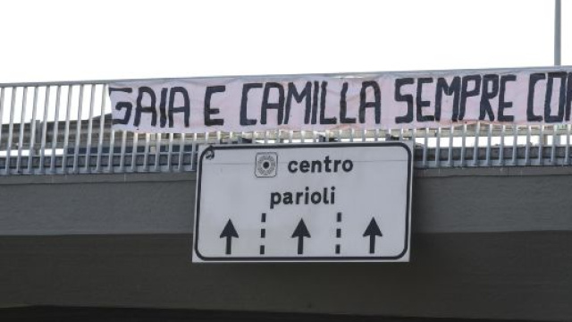 Striscione dedicato a Gaia e Camilla