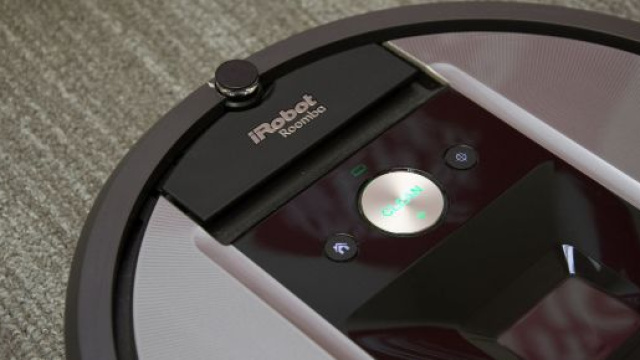 iRobot Roomba 960, l'aspirapolvere robot da regalare a Natale