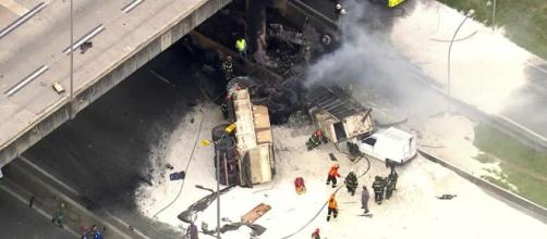 Caminhão explodiu após a queda. (Reprodução/GloboNews)