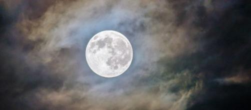 L'oroscopo del 19 dicembre: Luna calante in Bilancia, in serata amore alle stelle per il Cancro