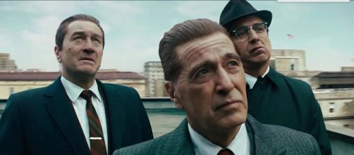 Al Pacino (centro) vive o líder sindical Jimmy Hoffa em 'O Irlandês'. (Reprodução/Netflix)