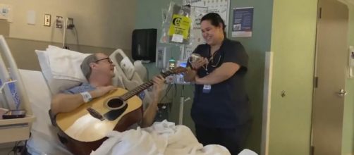 Oncology nurse sings a duet of "O Holy Night" with a cancer patient. {Image Knoxville News Sentinel /YouTube]