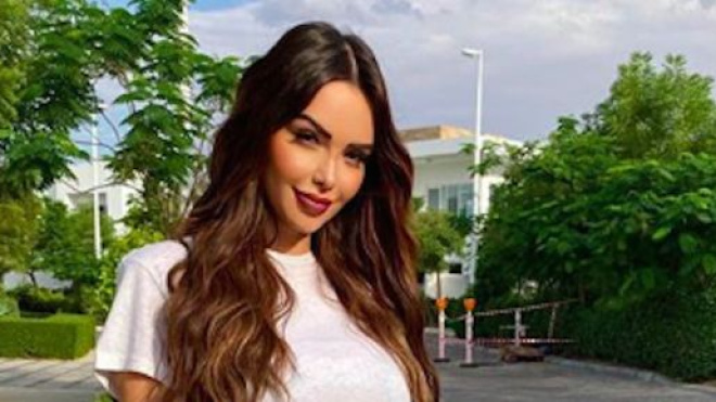 Nabilla partage son sapin de Noël XXL sur Instagram et les internautes sont divisés. Credit: Instagram/nabilla