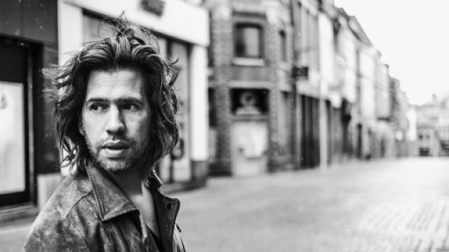 Wery dévoile son titre "Il t'offrira des fleurs". Source: Photo de production/Communiqué de presse