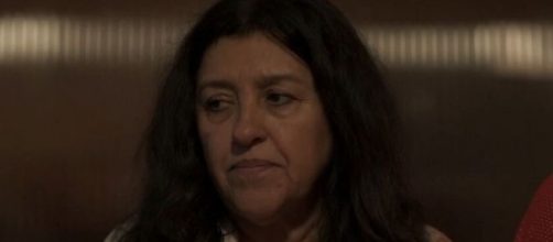 Lurdes (Regina Casé) contará que matou o marido para confrontar ameaça. (Reprodução/TV Globo)