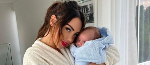 Nabilla sort enfin avec Milann dans les rues de Dubaï. Credit: Instagram/ nabilla