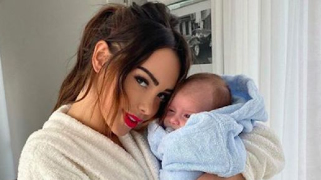 Nabilla sort enfin avec Milann dans les rues de Dubaï. Credit: Instagram/ nabilla