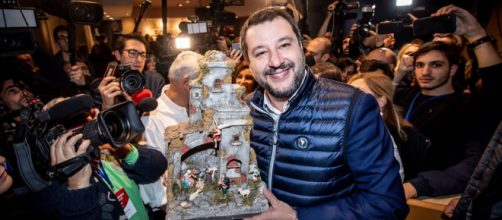 Matteo Salvini al congresso della Lega con il presepe