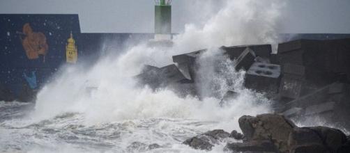 Mar revolto em A Guarda, no noroeste da Espanha, após passagem de tempestade neste sábado (21). (Miguel Riopa/AFP)