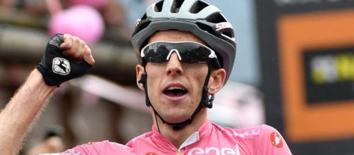 Simon Yates in maglia rosa al Giro d'Italia dello scorso anno