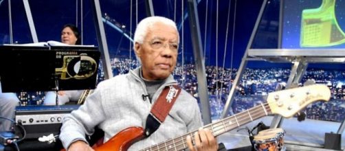 Ubirajara Penacho dos Reis, o Bira, foi baixista do sexteto musical do 'Programa do Jô'. (Arquivo Blasting News)