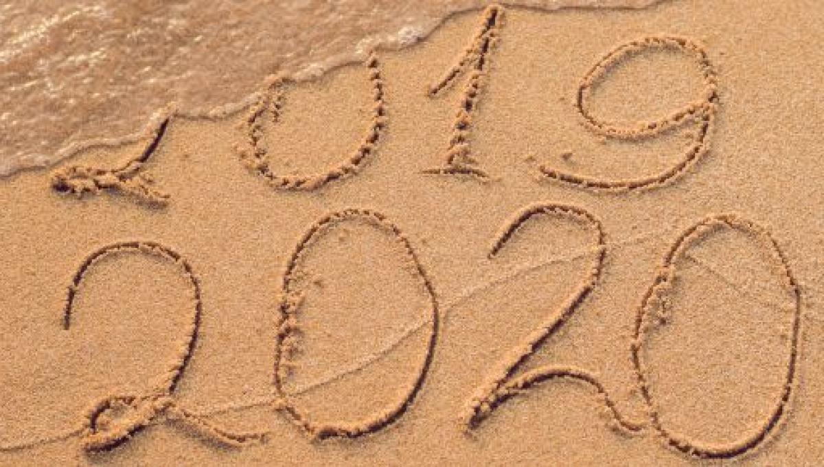 Featured image of post Imagens Do Ano Novo De 2020 - Que 2020 seja um ano cheio de surpresas maravilhosas, mas que prometo que no ano novo de 2020 serei uma pessoa melhor do que fui no ano que está se despedindo.